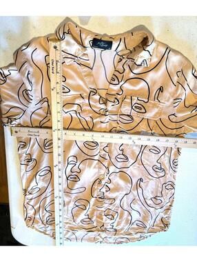 Milk & Honey Abstract Faces Rayon Short Sleeve Button Down Shirt Size Medium